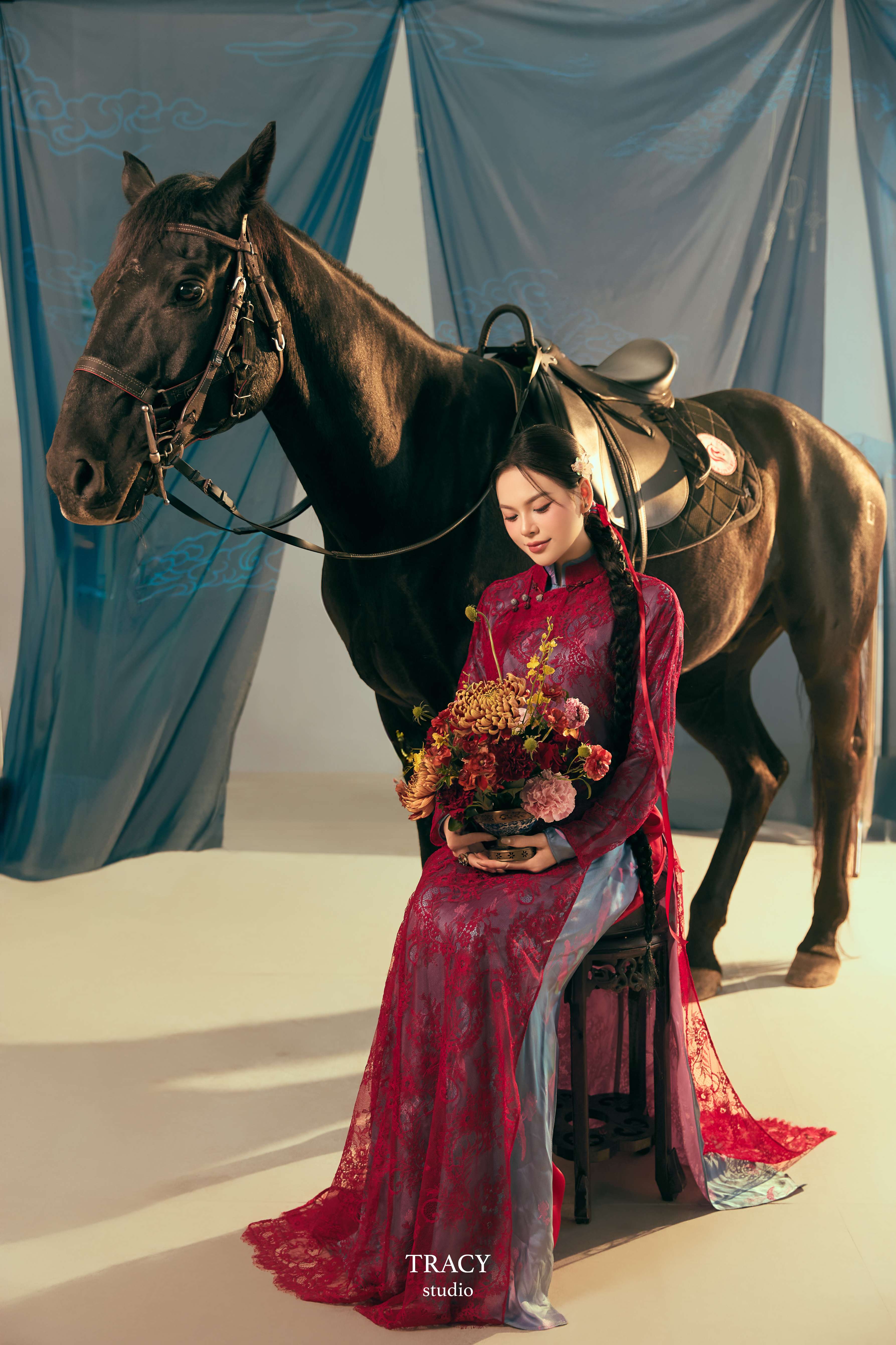 frontend/img/gallery/anh-tet-yem-ao-dai/tracy-studio-chup-concept-ma-dao-thanh-cong (4).jpg